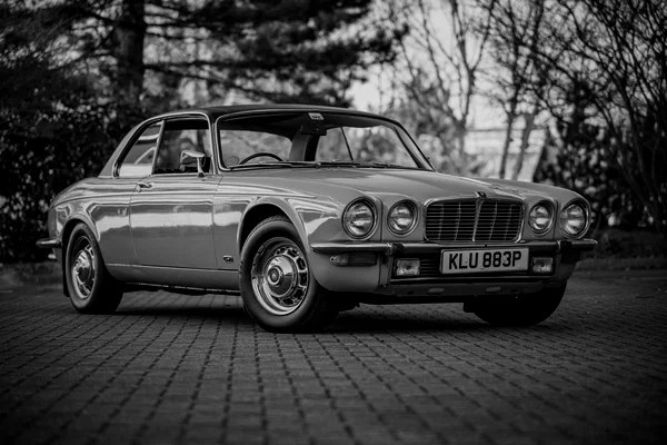 The gentlemen's club on wheels! – The Thrill of Driving